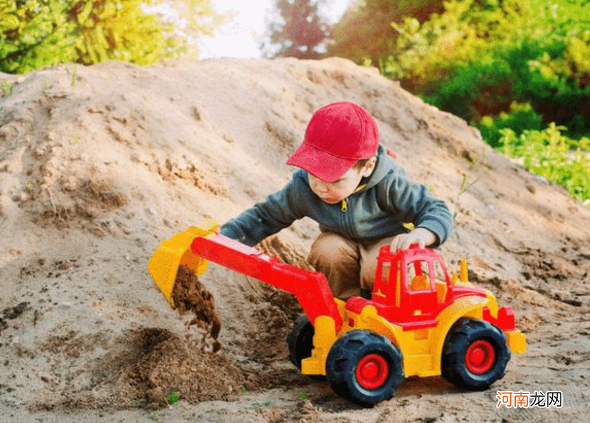 为啥孩子会喜欢“挖掘机”？意味着长大没出息吗？家长要弄懂