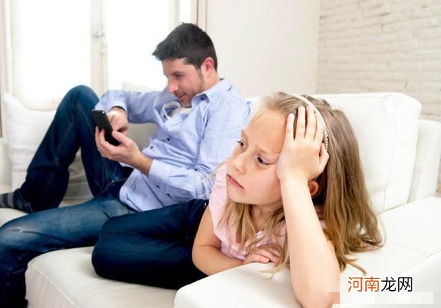 禁止孩子玩手机引发的悲剧屡屡发生，帮娃戒掉手机瘾要注意方法！