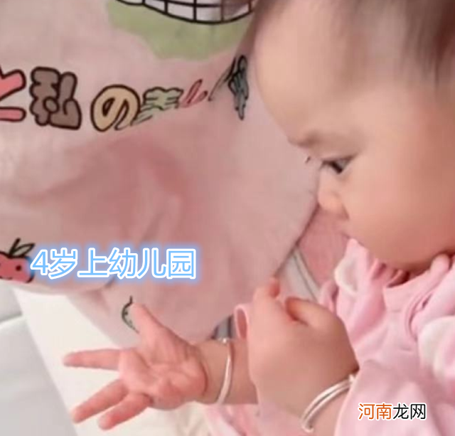 小婴儿专心“掰手指”，表情有些淡淡的忧伤，是在算挨训几次吗？