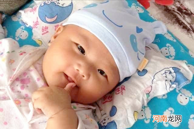 宝宝睡醒要不要马上抱起来？新手爸妈别做错，妨碍孩子脑部发育