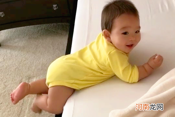 宝宝睡醒要不要马上抱起来？新手爸妈别做错，妨碍孩子脑部发育