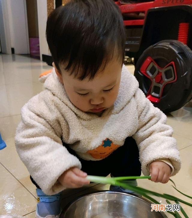 1岁6个月的孩子动手能力超强，因为妈妈做了这很平常的2件事