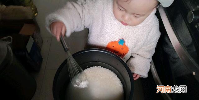 1岁6个月的孩子动手能力超强，因为妈妈做了这很平常的2件事