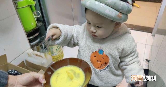 1岁6个月的孩子动手能力超强，因为妈妈做了这很平常的2件事