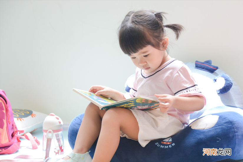 10种迹象表明孩子过于自卑，打造内心强大的小孩，3个阶段别错过