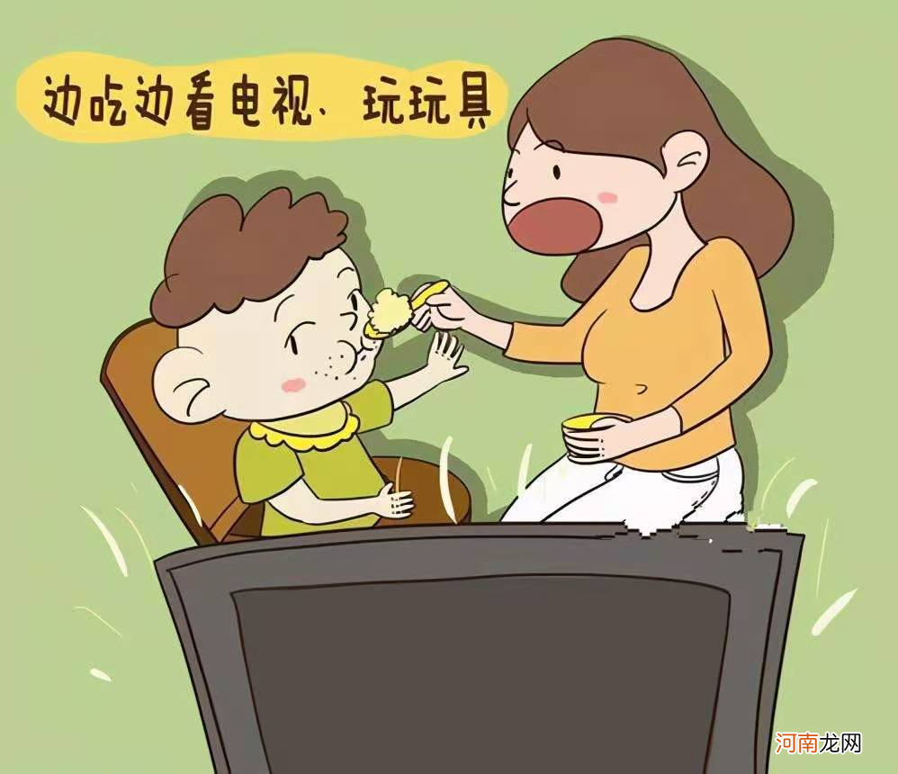 孩子吃饭爱玩玩具：是让玩好，还是倒掉饭菜好？第3种方法试试看