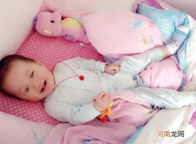 宝宝热衷于踢被子不是坏习惯,可能是在“遭罪”,家长需仔细检查