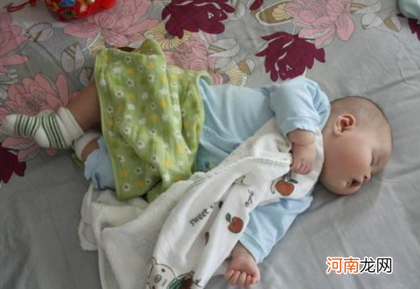 宝宝热衷于踢被子不是坏习惯,可能是在“遭罪”,家长需仔细检查