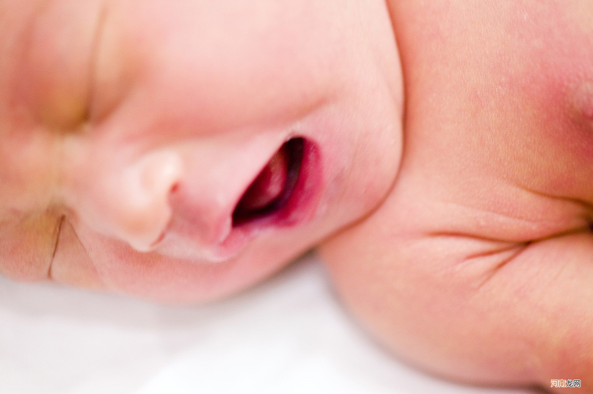 宝宝吃奶时哭闹？4种原因与妈妈有关，2种是宝宝问题，爸妈了解