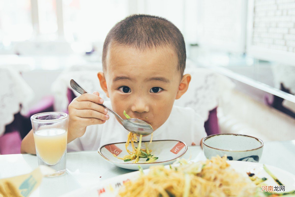 孩子小时候好看长大却变丑了，和这些原因脱不开关系，家长别忽视