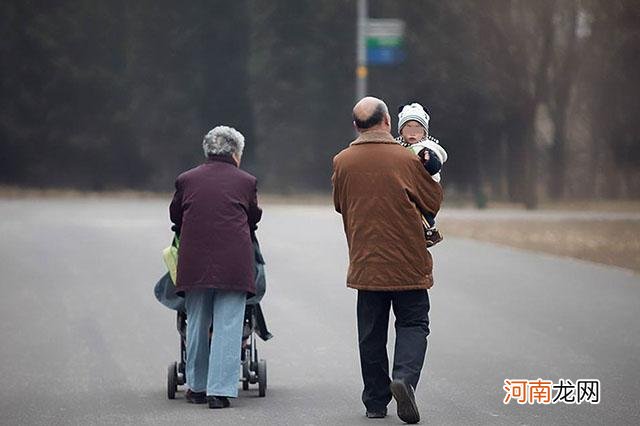 婆婆拒绝带娃，直言“谁生的谁带，我没义务！”夫妻俩听后被点醒