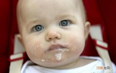 怎样减少溢奶的发生 宝宝吃奶总溢奶是怎么回事