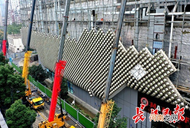 汉街万达广场4万多颗钢球即将拆完