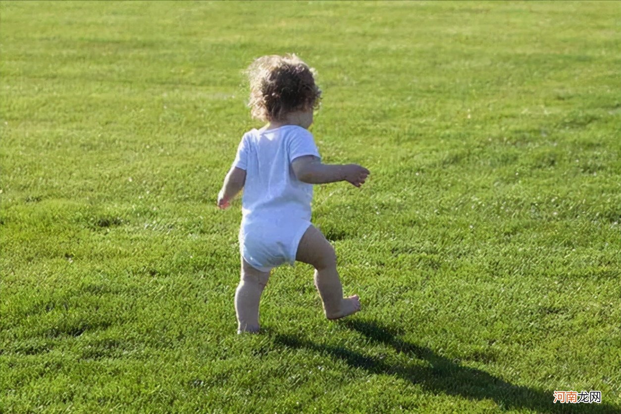 3岁以内的宝宝走路姿势有点怪，或与缺钙无关，5种情况家长别大意