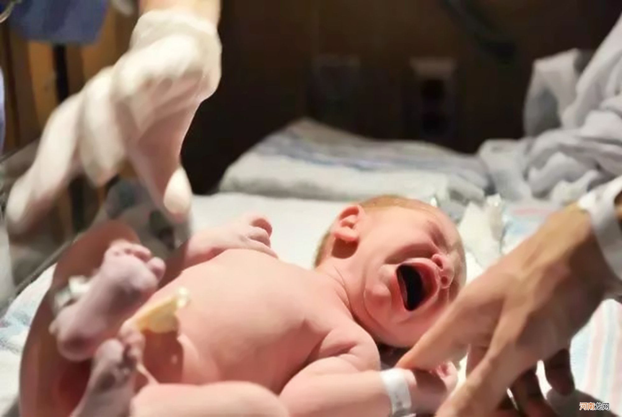 新生儿宝宝的“力大无穷”是假象，生理反射行为要弄清，别误读了