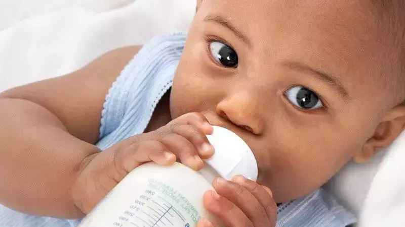 儿科医生告诉你宝宝吃奶量 26天宝宝吃多少毫升奶粉