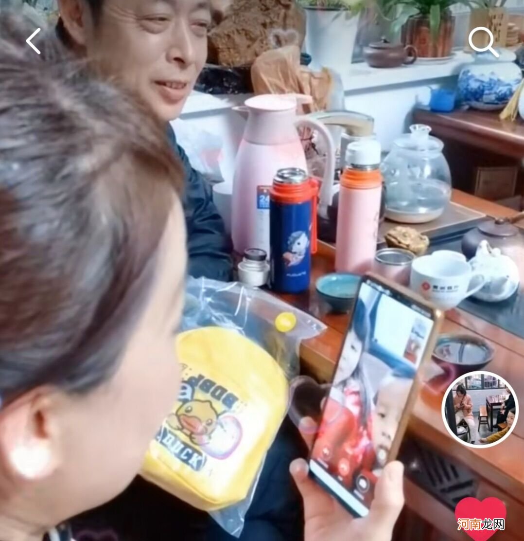 注重教育！许妈隔着屏幕给孩子看小书包，网友：果然教育方式不同