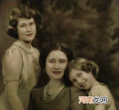 1926年，女王妈妈剖腹产女，女王也剖腹生下查尔斯，她们都很长寿