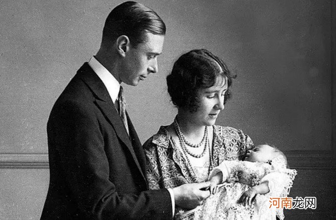 1926年，女王妈妈剖腹产女，女王也剖腹生下查尔斯，她们都很长寿