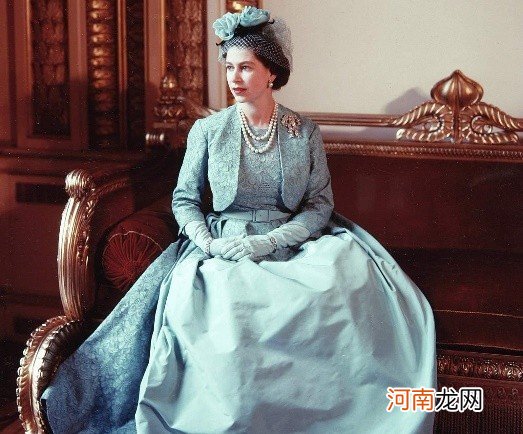 1926年，女王妈妈剖腹产女，女王也剖腹生下查尔斯，她们都很长寿