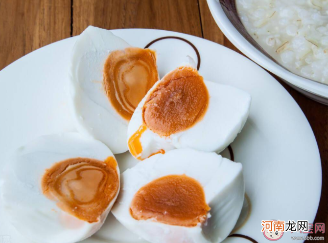 咸鸭蛋|咸鸭蛋的油是怎么来的 如何在家做流油的咸鸭蛋