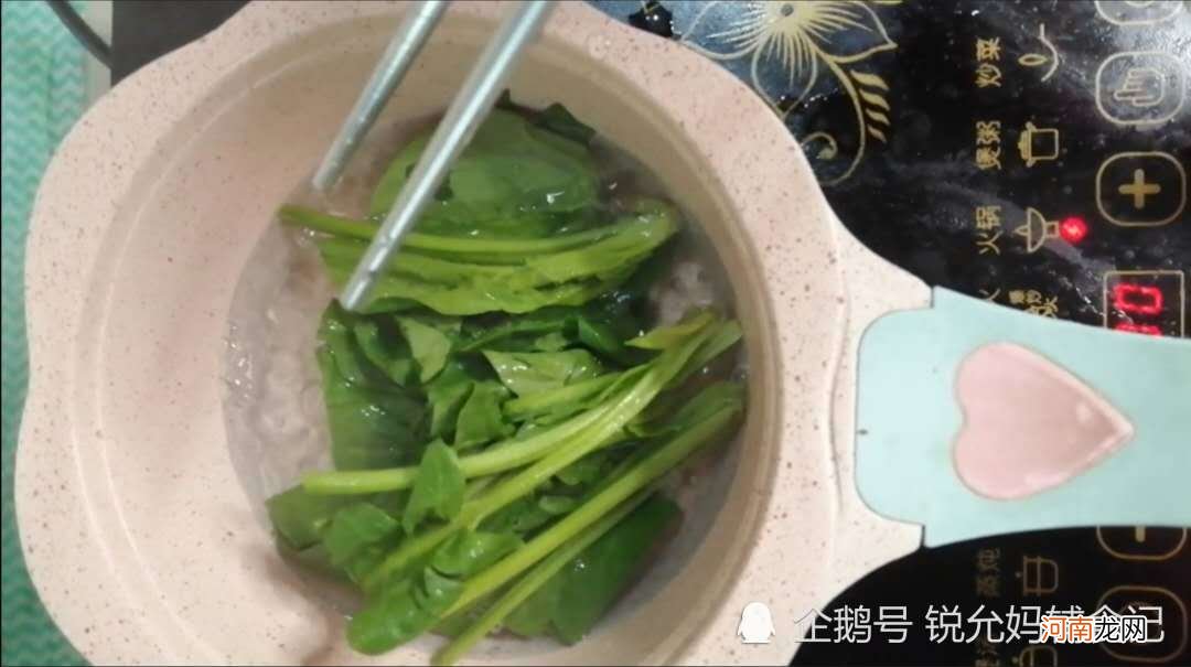 不要看它样子丑丑的，这道辅食补铁又补维生素，锻炼咀嚼能力