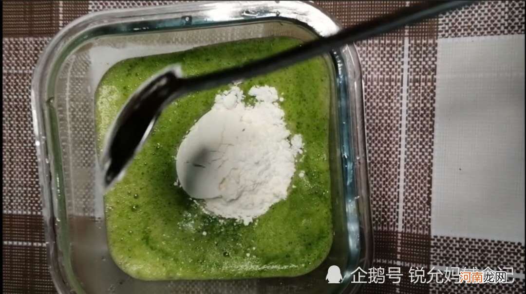 不要看它样子丑丑的，这道辅食补铁又补维生素，锻炼咀嚼能力