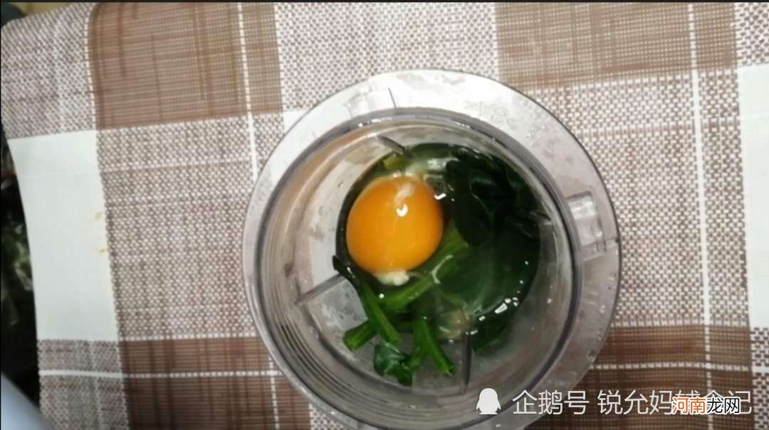 不要看它样子丑丑的，这道辅食补铁又补维生素，锻炼咀嚼能力