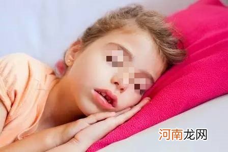 睡觉用嘴呼吸和用鼻子呼吸的孩子，长大后颜值差别大，家长要重视