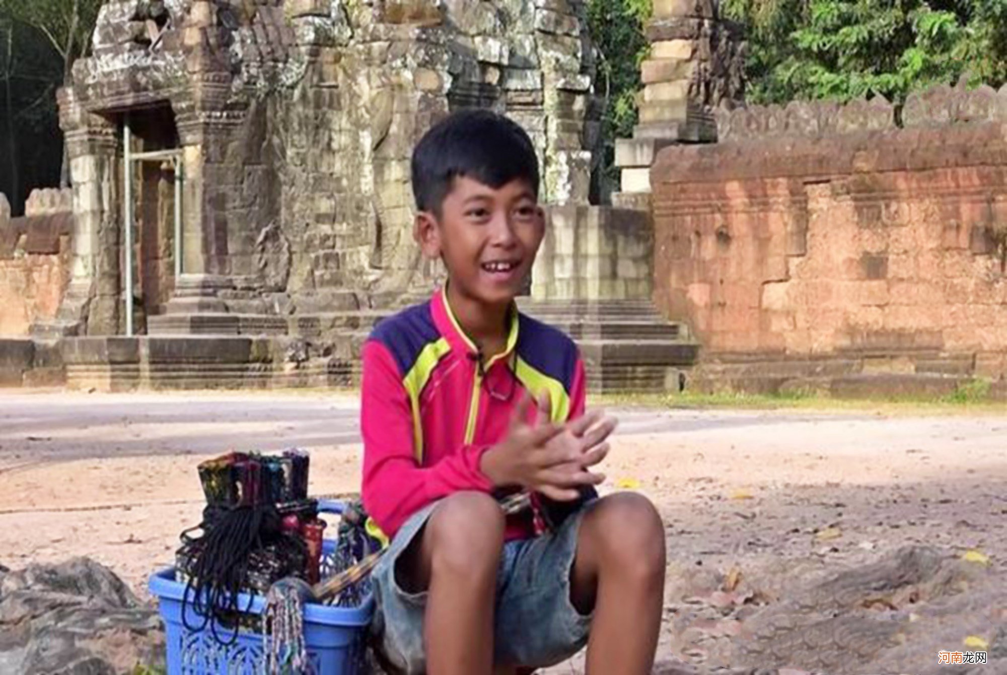 柬埔寨男孩会用9国语言卖纪念品，逆商高的孩子，更容易“翻盘”