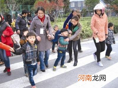 幼儿园延时到6点放学，问题就解决了？新的问题更多