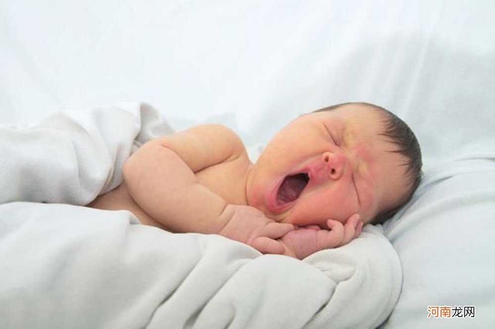 “仰侧俯”三种常见睡姿各有优缺，不同宝宝不同选择，宝妈要知晓
