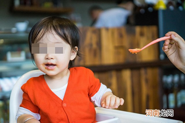 孩子多大能吃大人饭？世界卫生组织：过了这个年龄，可以开始考虑