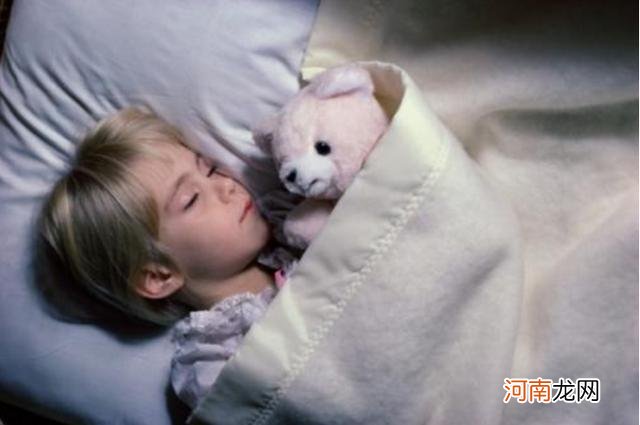 早起“傻一天”，还可能影响孩子长大个，家长几点叫娃起床合适？