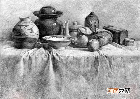 罐子，酒瓶，碗，苹果等一组静物的素描刻画
