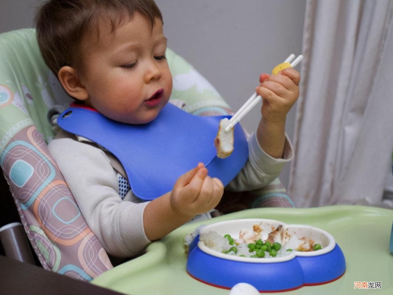 孩子未来是否孝顺，从“餐桌教育”中可预知一二，许多父母做错了