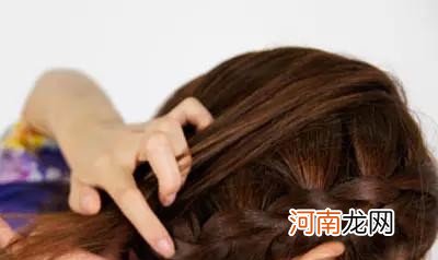 韩式麻花辫盘发步骤图解 韩式麻花辫发型扎法