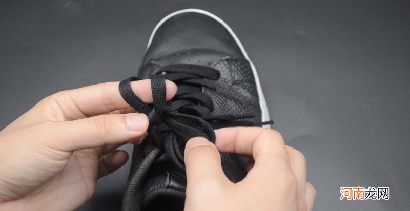 你知道鞋带怎么系双蝴蝶结吗 双蝴蝶结鞋带的系法