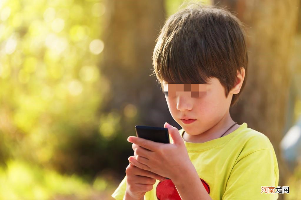 孩子玩手机成瘾该怎么办？教你这3招，让孩子乖乖放下手机