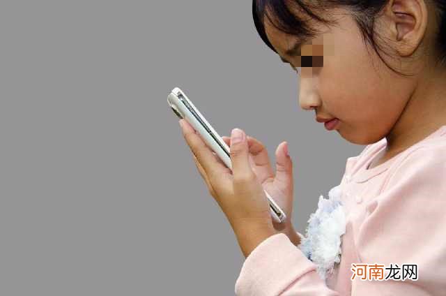 孩子玩手机成瘾该怎么办？教你这3招，让孩子乖乖放下手机