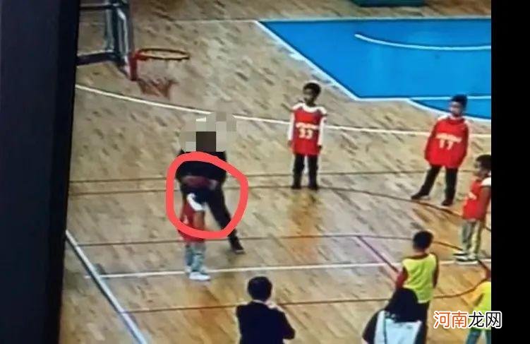 教练不经意的动作导致孩子受伤！篮球训练营应该承担责任吗？