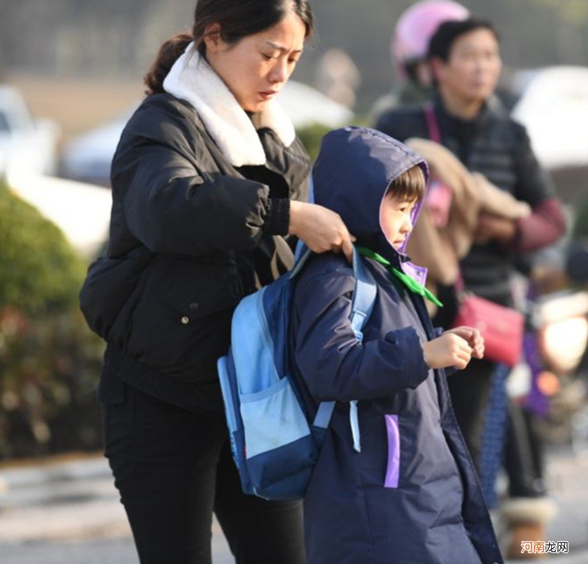 老师建议学生自己背书包，遭家长反对，双方各持一词到底听谁的？