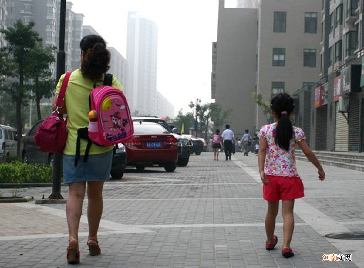 老师建议学生自己背书包，遭家长反对，双方各持一词到底听谁的？