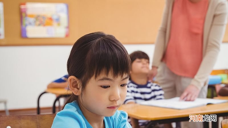 浙大教授建议，女孩的入学年龄应从7岁提前到5岁，理由很现实