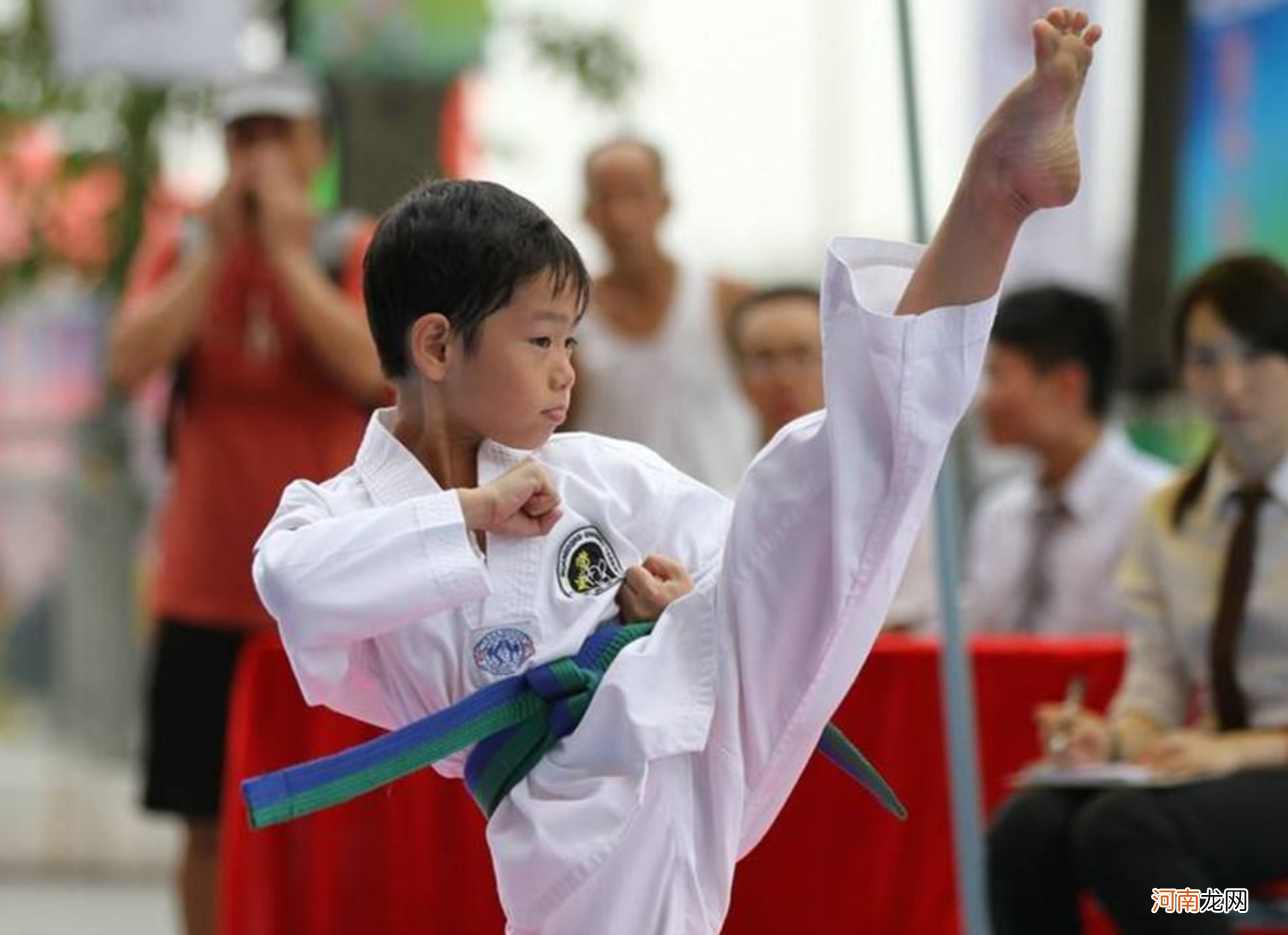 日本11岁男孩的清晨，让无数中国家长沉思：教育是最好的国防
