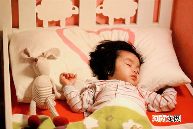 宝宝睡前小动作让人哭笑不得，其实是爱的表现，妈妈该好好珍惜