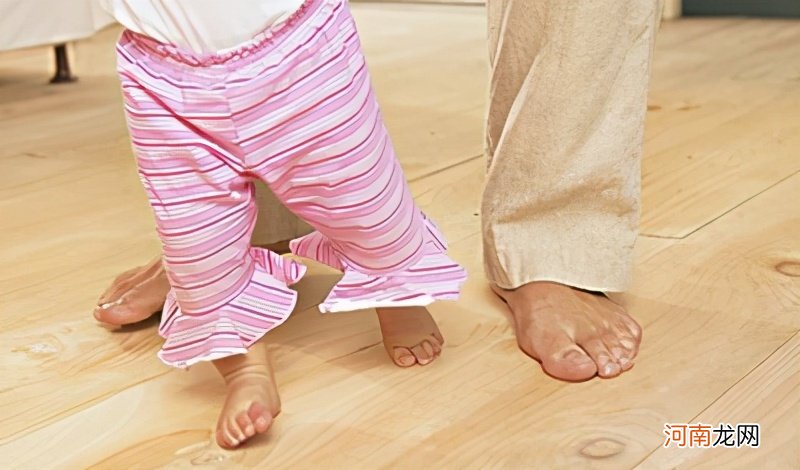 宝宝2岁前的大动作,暗示宝宝发育的秘密,引导不当影响宝宝发育