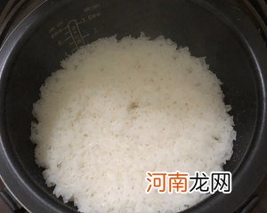电饭锅蒸小米饭的做法 电饭锅小米干饭和水比例
