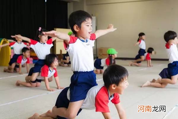 开学第一天，中日幼儿园门口上演截然不同的场景，知道缺什么了