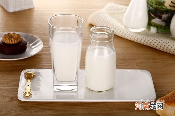 一天喝多少牛奶最好 牛奶喝多了会怎么样